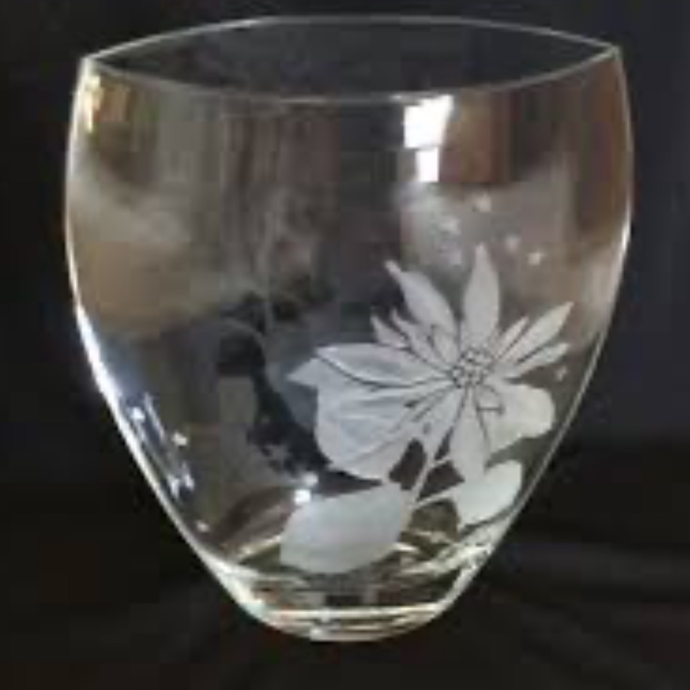 Mikasa holiday poinsettia vase - 10” etched glass